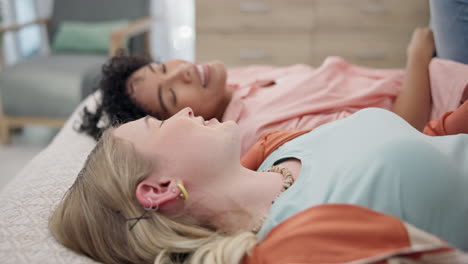 sonrisa, pareja de lesbianas y conversación en casa