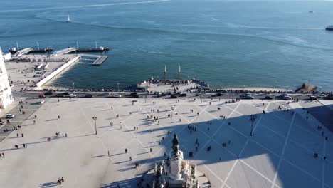 Blick-Auf-Das-Meer-Von-Lissabon-In-Portugal,-4K-Drohnenaufnahmen