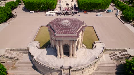 Langsam-Geneigte-Aufnahme-Eines-Gay-Pride-Festivals,-Das-In-Einem-Park-In-Montpellier-Stattfindet