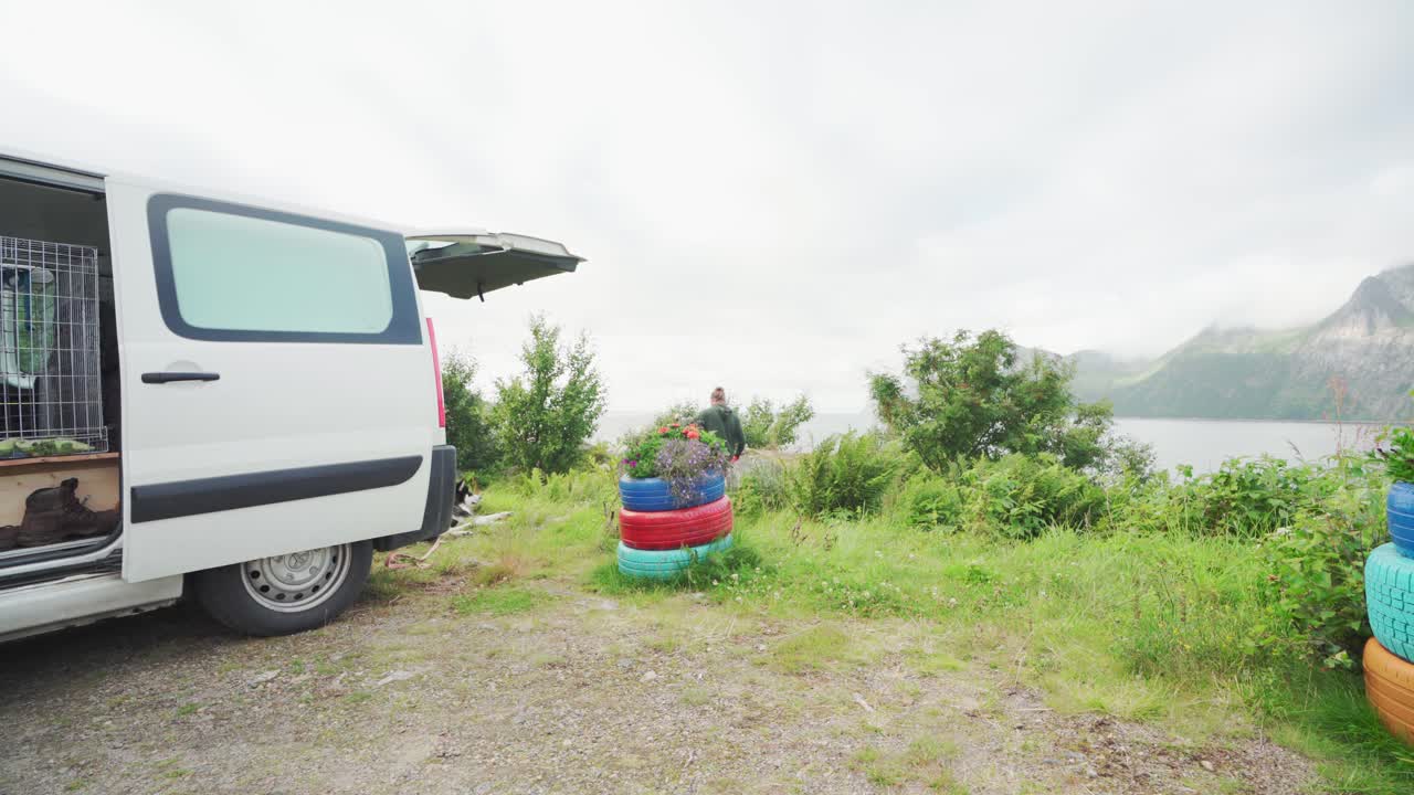 물고기를 잡기 위해 호수로 가는 낚싯대가 있는 캠핑카