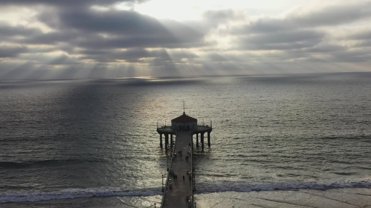 vista del atardecer del acuario roundhouse en el muelle de manhattan beach en california, estados unidos