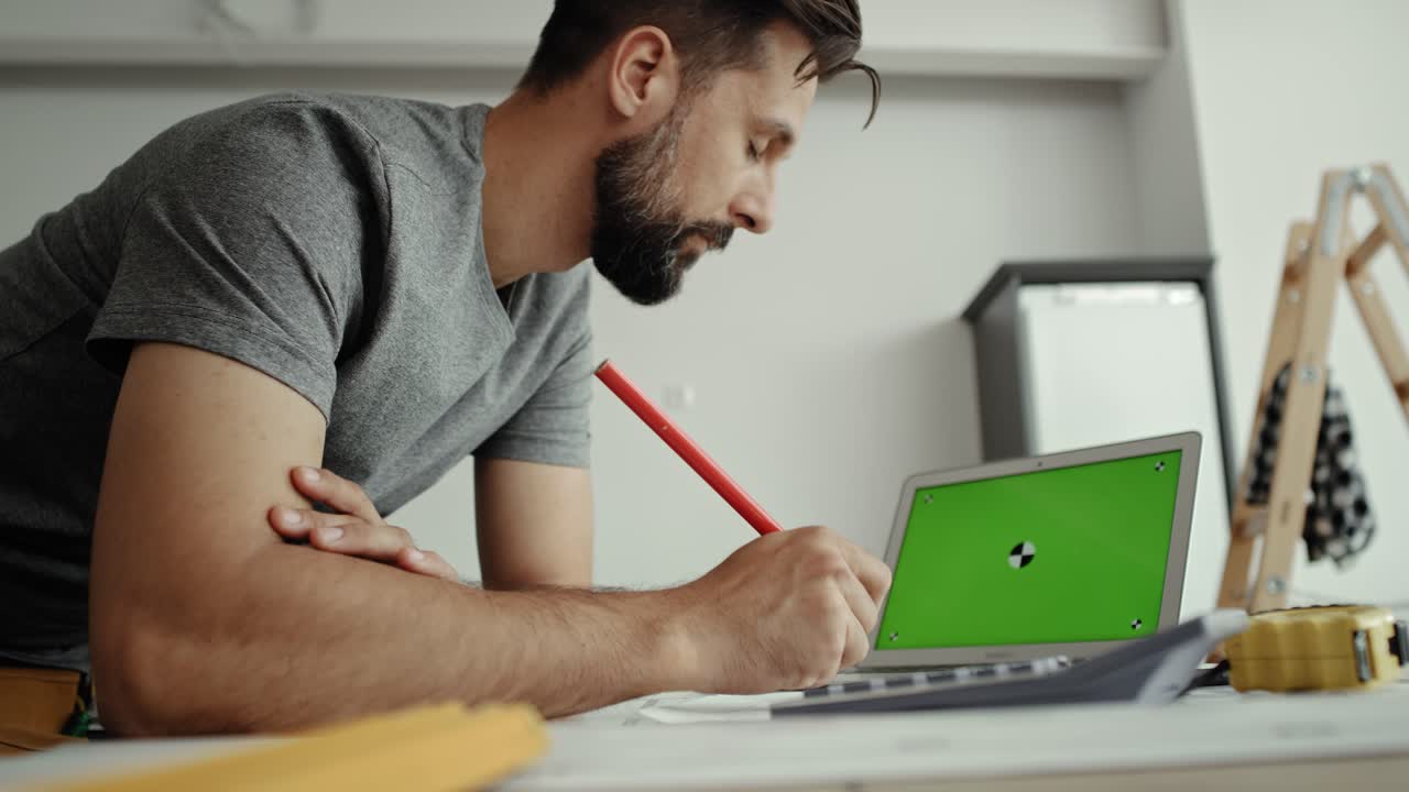 Video of carpenter doing calculations at the computer