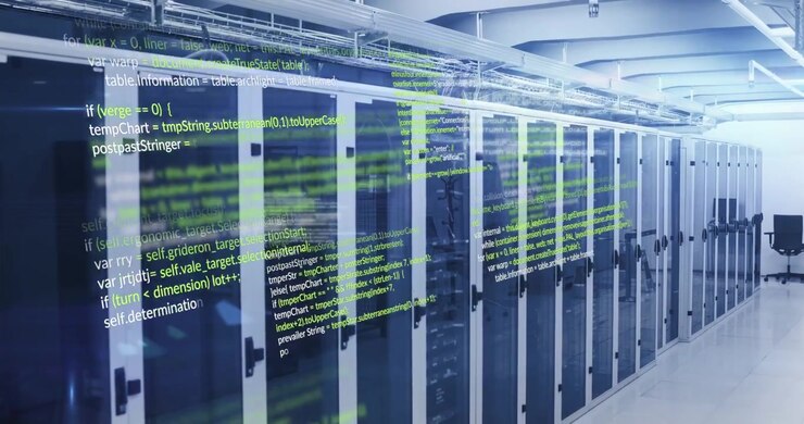 Animazione di linguaggio informatico e bagliori dell'obiettivo su rack di server dati in una sala server.