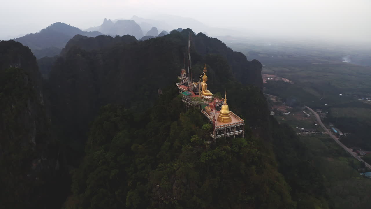 templo budista de la cueva del tigre en la cima de la montaña sobre el campo de tailandia