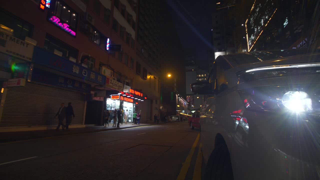 주차 공간에서 빠져나오는 자동차