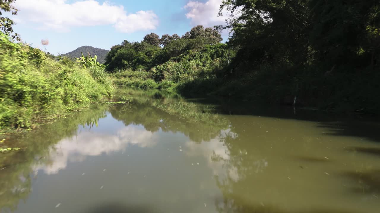 Sorvolo ravvicinato su un fiume nel nord della Thailandia