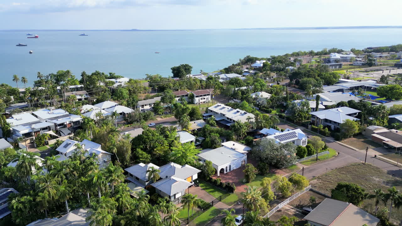 propiedad lujosa de drones aéreos en un suburbio residencial con palmeras verdes tropicales