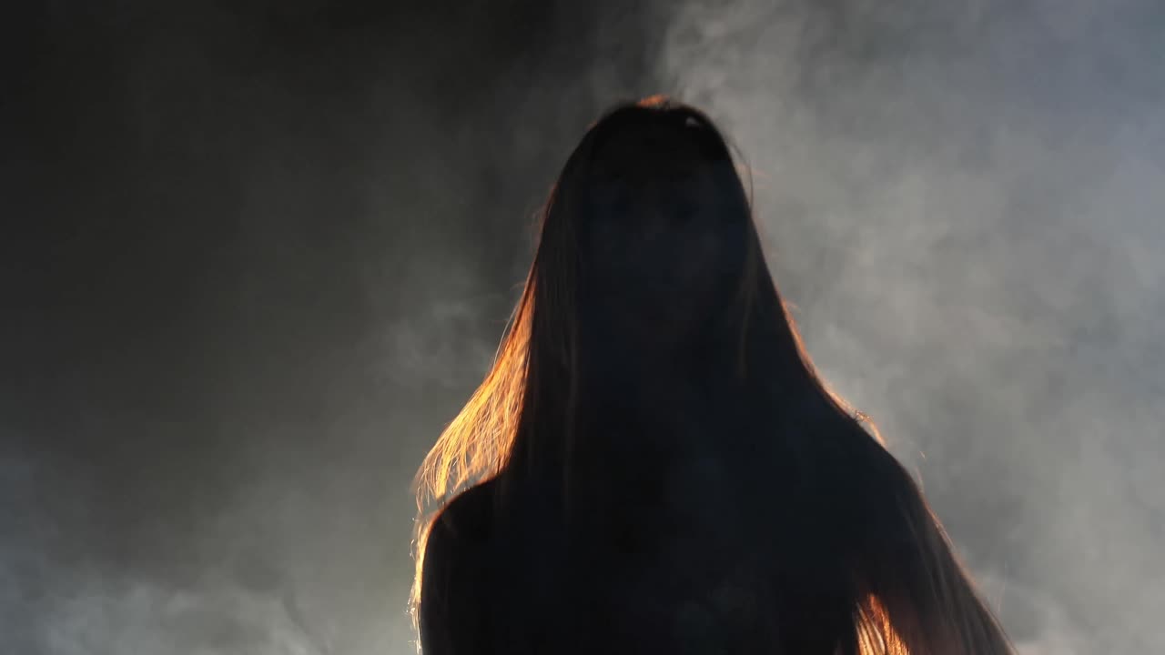 mujer joven bailando