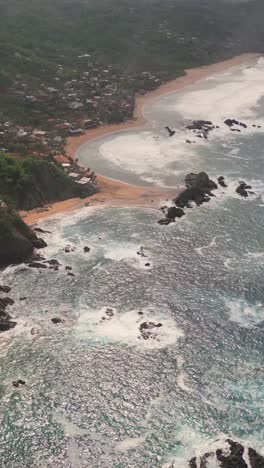 Vista-Aérea-Vertical-De-La-Costa-Pacífica-De-Oaxaca