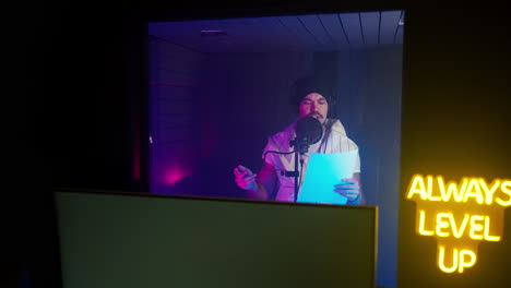 músico grabando en un estudio