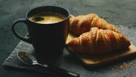 Croissants-Und-Eine-Tasse-Kaffee