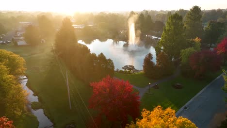 Lago-Con-Agua-Rociada-Durante-El-Amanecer-Del-Otoño