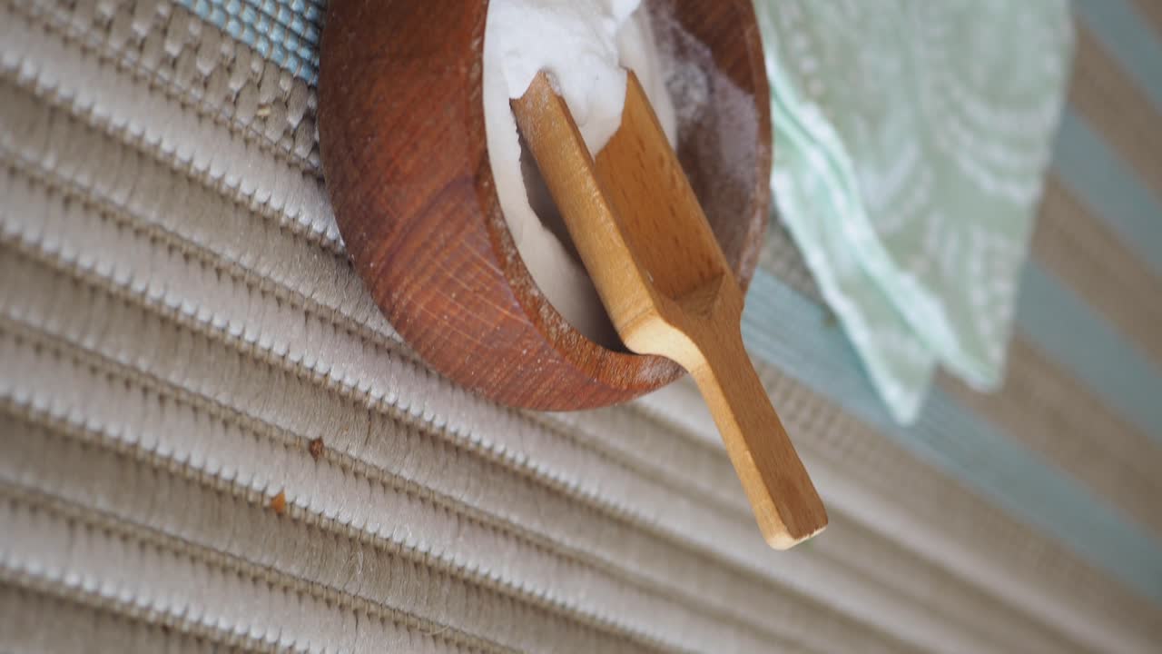 Ciotola di legno con sale e cucchiaio