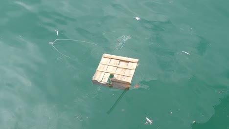 Caja-De-Madera-Flotante,-Basura-En-El-Mar