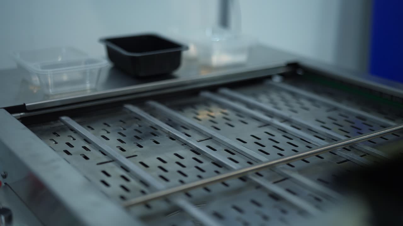 Food Packaging Machine with Plastic Containers