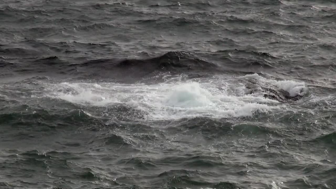 부머 바위에 파도가 부서진다