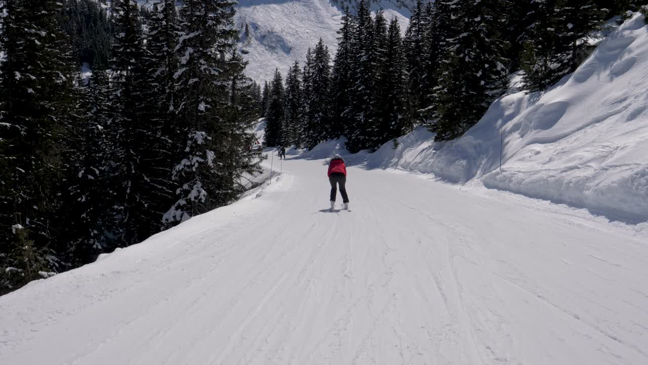 esquiador inclinarse para esquiar rápidamente en la ladera de la montaña en invierno