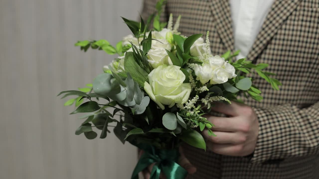 신랑 이  꽃 어리 를 들고 있다