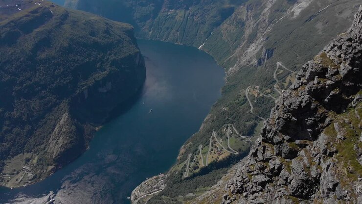 Vista aerea del fiordo di Geiranger in Norvegia con un'inclinazione.