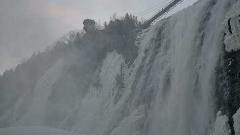 Cascada-De-Montmorency-Cubierta-De-Hielo-Durante-El-Invierno-En-América-Del-Norte,-Ciudad-De-Quebec,-Canadá