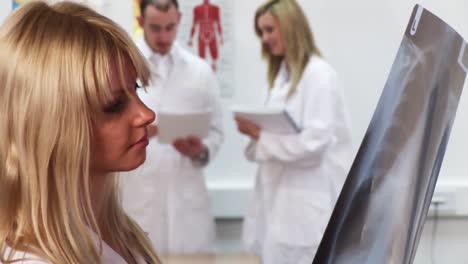 el médico mirando una radiografía