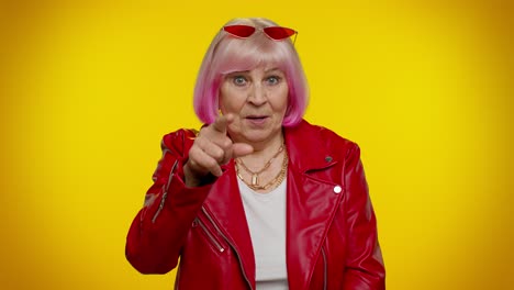 anciana abuela mujer de cabello gris mirando a la cámara haciendo gesto de teléfono como decir hola me llamas