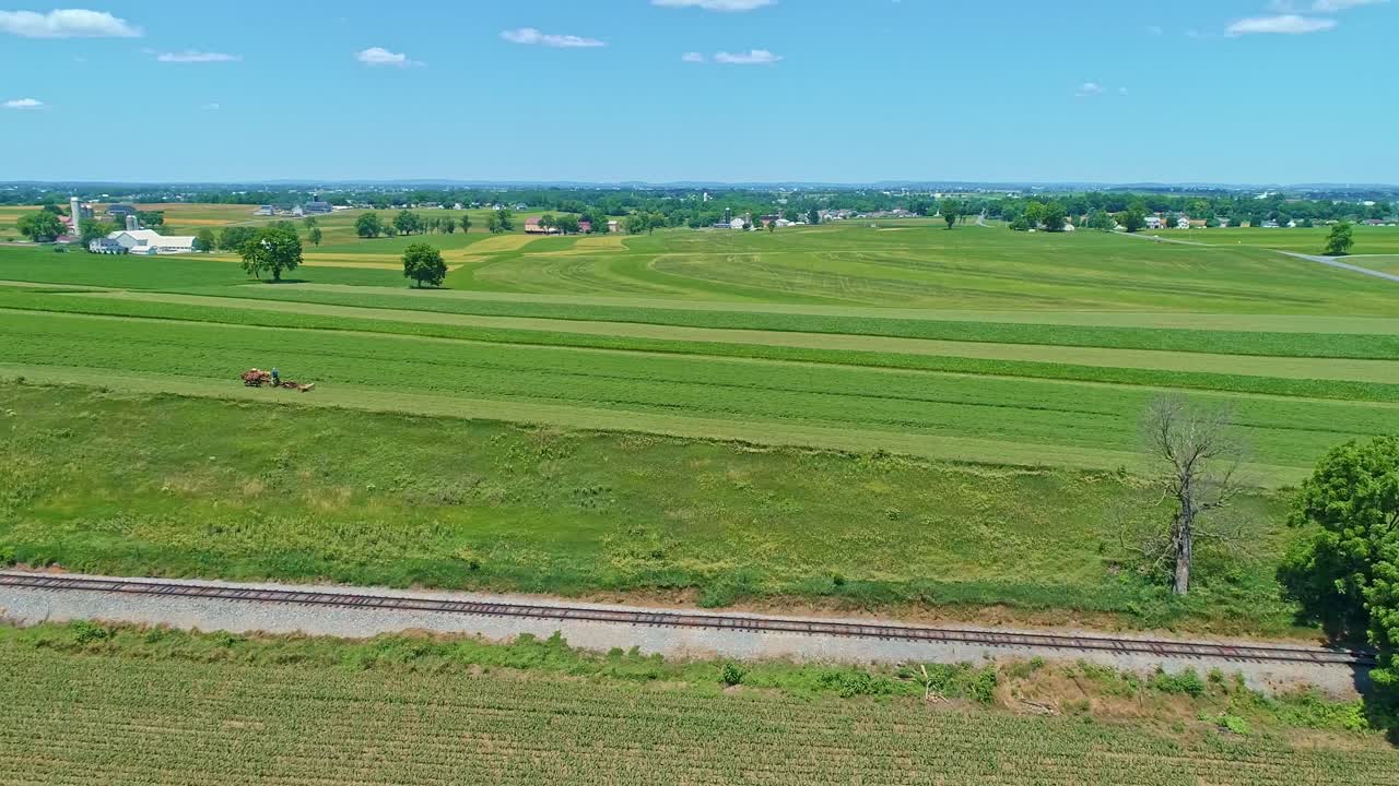아름다운 화창한 날 곡선에 단일 철도 트랙이 있는 농장 시골의 공중 전망
