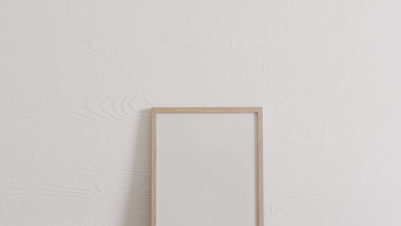 marco de madera con espacio de copia sobre fondo blanco y pared blanca