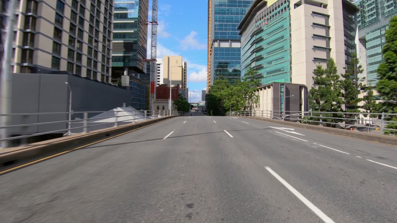 현대적인 타워 블록이 있는 도로의 높은 부분에 있는 도시 중앙 비즈니스 지구 cbd의 후방 운전 관점 pov - 내부 차량 장면 녹색 스크린 교체에 이상적