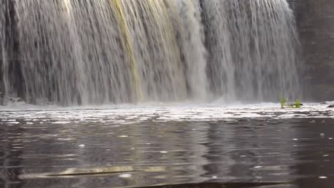 Burbujas-De-Agua-Generadas-Por-La-Cascada-Jägala