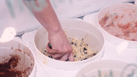 un helado duro chocolate postre tienda de confitería empleado scoops un trozo de bola de masa de galletas suave servir tratamiento congelado dentro de un refrigerador de vidrio para un cliente cono dentro de una pequeña empresa
