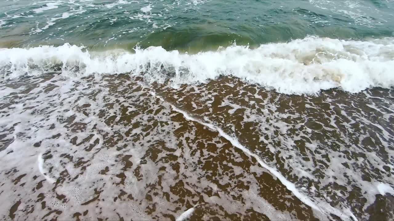 Bellissimo movimento delle onde del mare. Statica, dall'alto