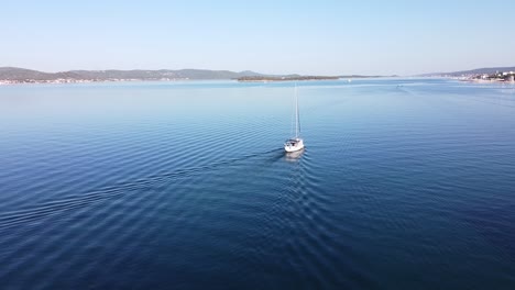 El-Barco-Flota-A-Lo-Largo-De-La-Costa-De-Biograd-Na-Moru,-Dalmacia,-Croacia---Vista-Aérea-De-Drones