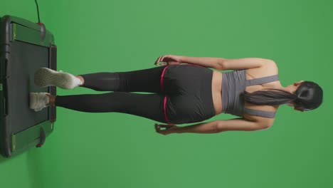 mujer caminando en la cinta de correr - pantalla verde