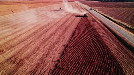 aerial: cosechadoras en el campo de soja de georgia cosechando no transgénico, hawkinsville