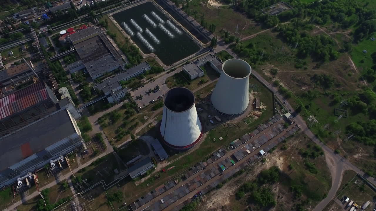 tubería en la planta de generación de energía. vista de la chimenea del avión no tripulado en la central hidroeléctrica