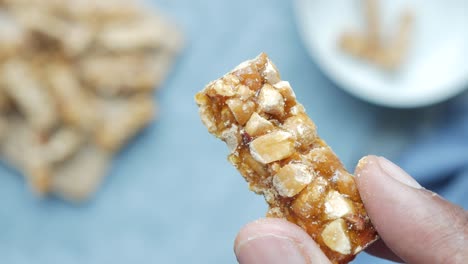 Caramelo dulce de maní en la mesa