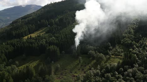 Agricultores-Quemando-Residuos-En-La-Ladera-De-Una-Colina-Creando-Una-Gran-Nube-De-Humo-En-Vik-I-Sogn,-Noruega