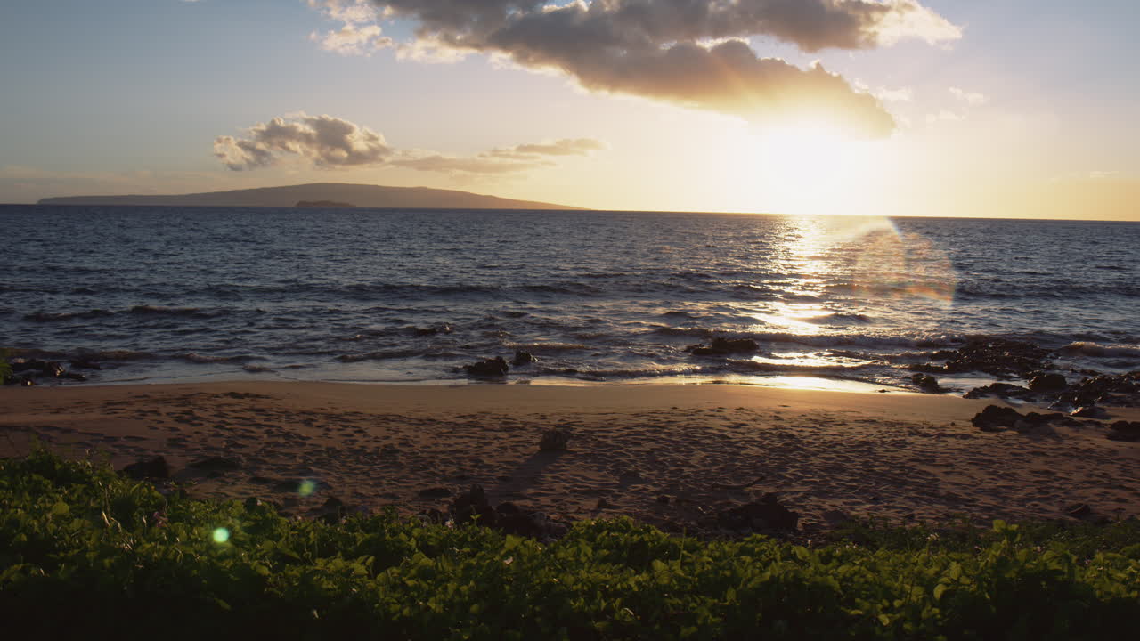reflejo de la luz del sol en el resort de playa tropical durante el amanecer en wailea, maui, hawaii, estados unidos, tiro estático