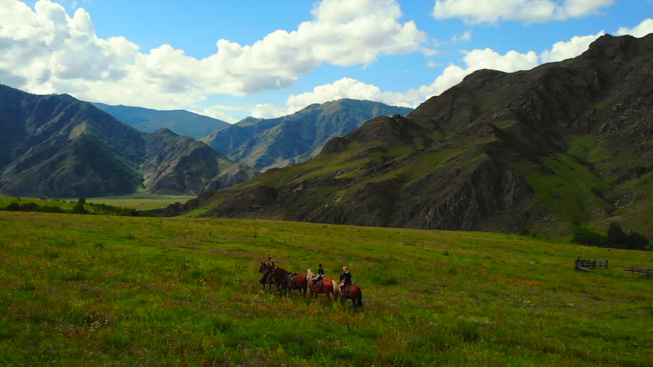 Езда на лошадях в горах