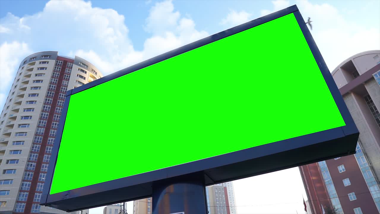 cartel de pantalla verde en la vida urbana, la ciudad. panel de publicidad en blanco, banner para el marketing. clave de croma signo vacío.