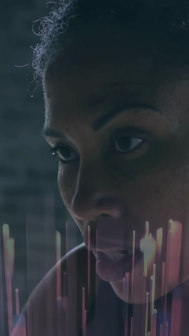 Video verticale: Donna che respira e si riprende da un allenamento, con un visualizzatore che sale con i respiri.