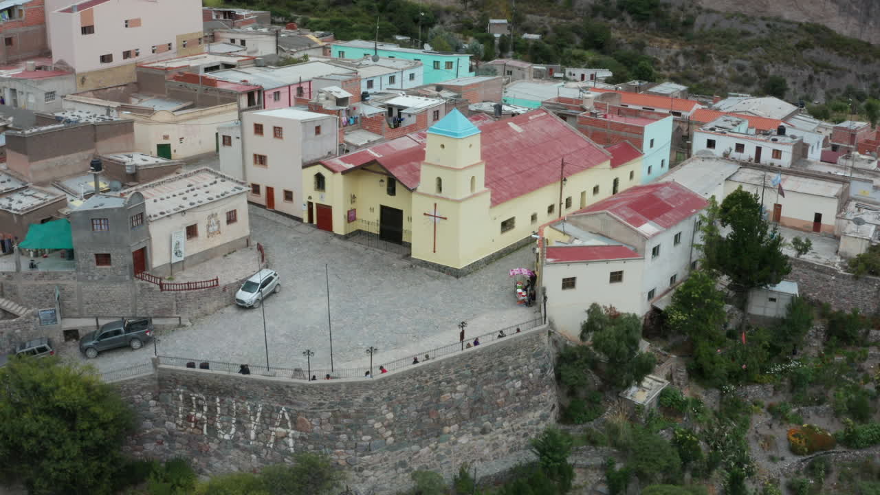 antena - iglesia de la ciudad de iruya, cordillera de los andes, argentina, amplia hacia atrás