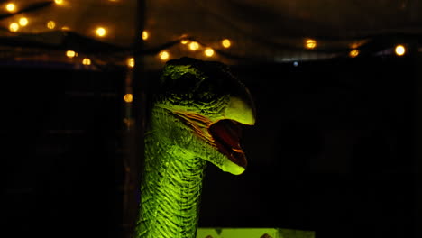 Roboter-Eines-Pflanzenfressenden-Dinosauriers,-Der-Sich-In-Der-Abenddämmerung-In-Einem-Freizeitpark-Bewegt