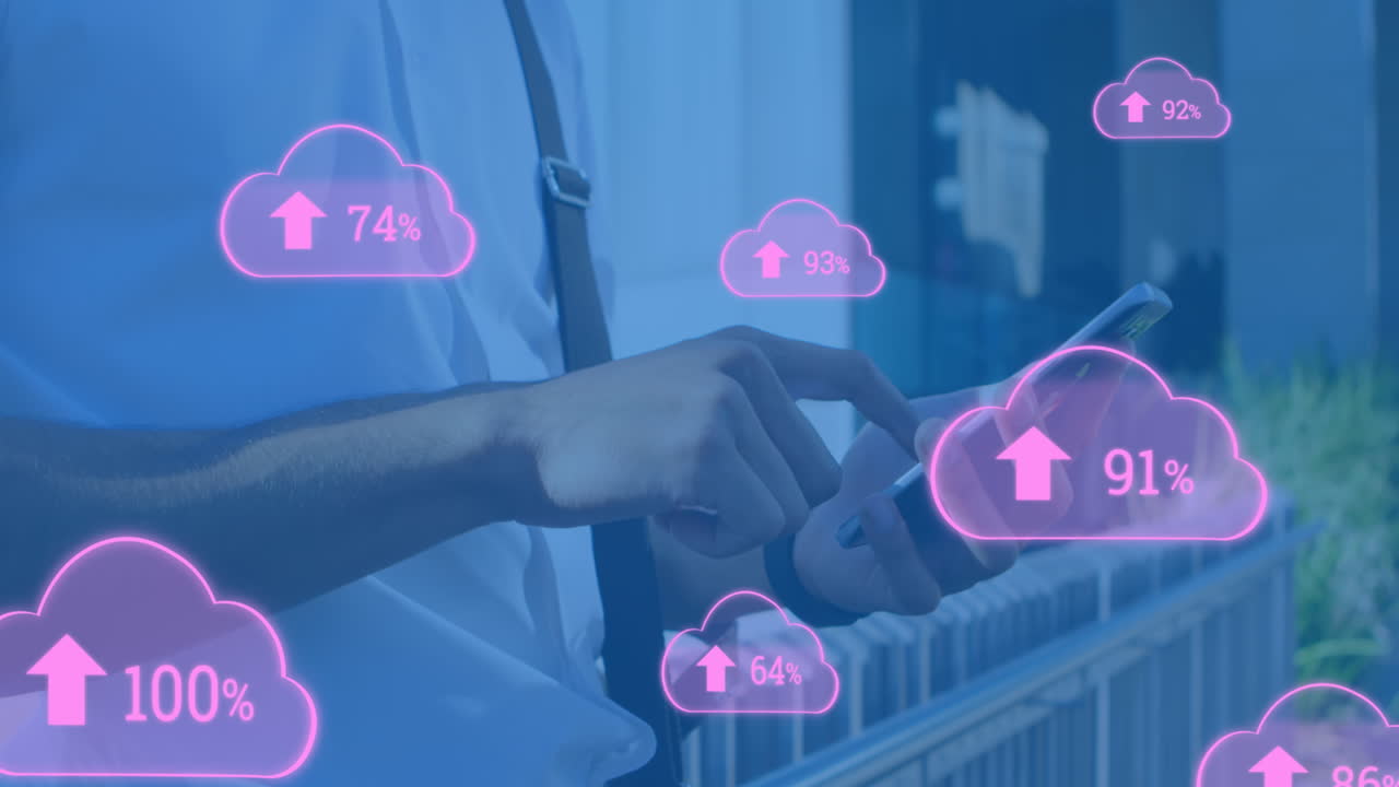 animación de nubes con flechas y porcentaje subiendo sobre el hombre caucásico usando un teléfono inteligente