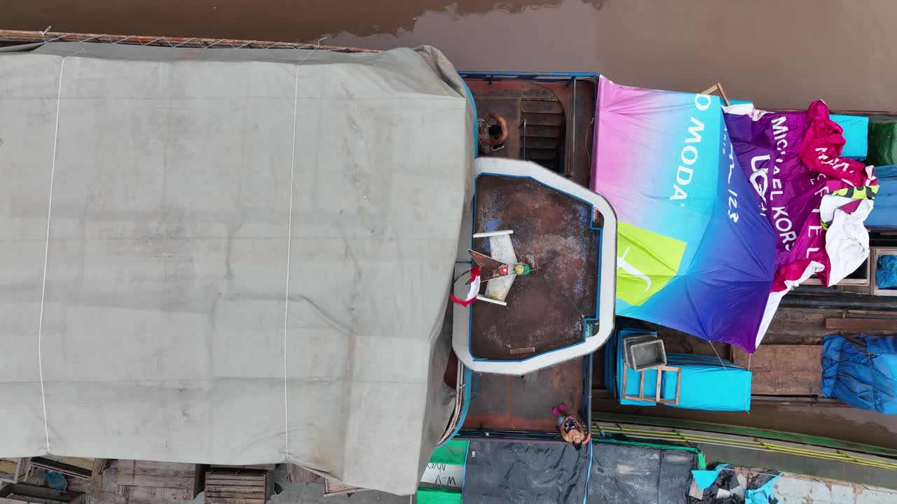 barco de carga en el río amazonas. amazonia sudamerica