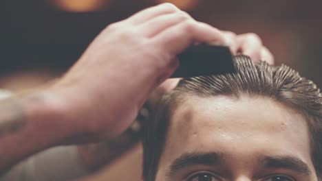 hombre peinando el cabello. corte de pelo barbero. peluquería. peluquería peinado