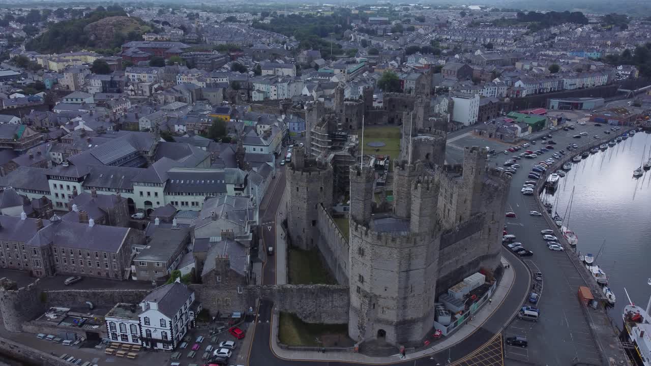 고대 caernarfon 성 웨일스 항구 도시 조감도 중세 해안가 랜드마크 천천히 하강 기울기 설정 샷