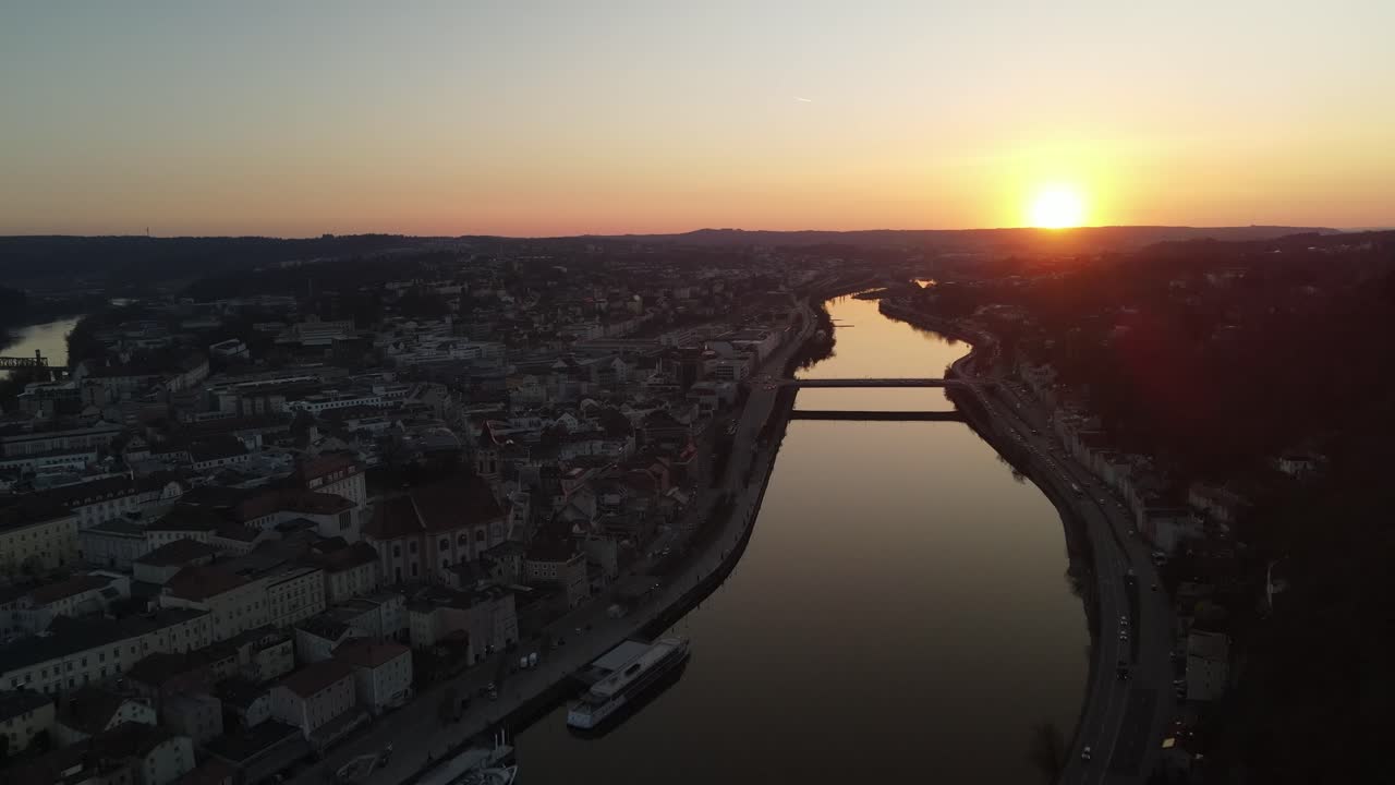 Vista aerea al tramonto con drone di Passau sul Danubio, con centro storico e vista sul fiume Inn, che mostra una pittoresca città europea in Baviera, Germania