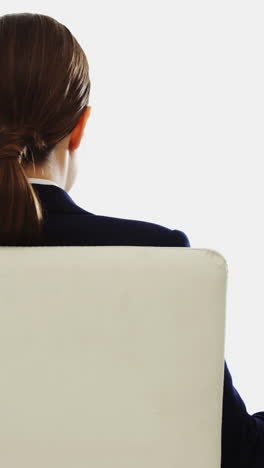 mujer de negocios con un vaso de vino